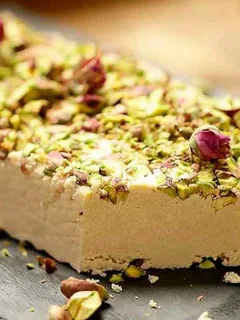 تصویر 3 از حلوا شکری پسته‌ ای عقاب با بافت لطیف و شیرینی ملایم